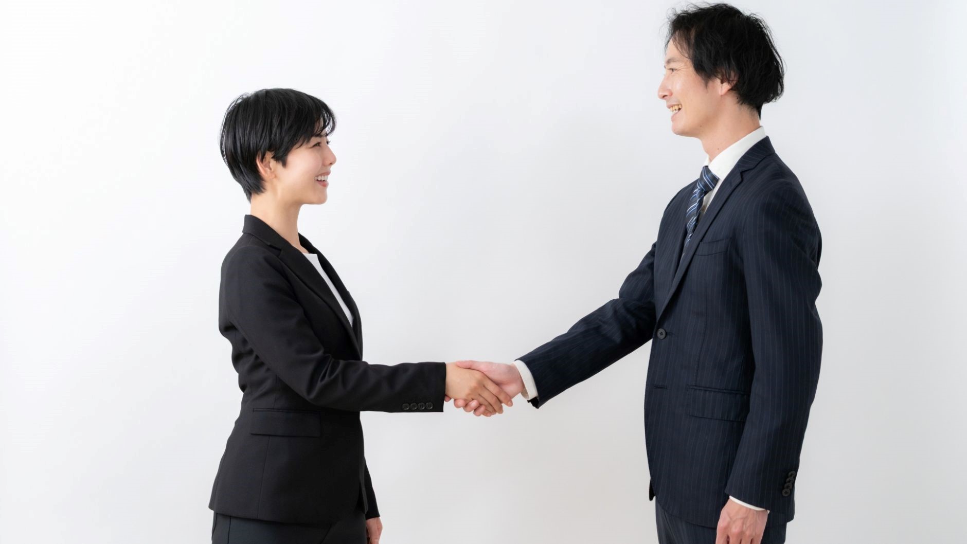 転職エージェントと握手する男性