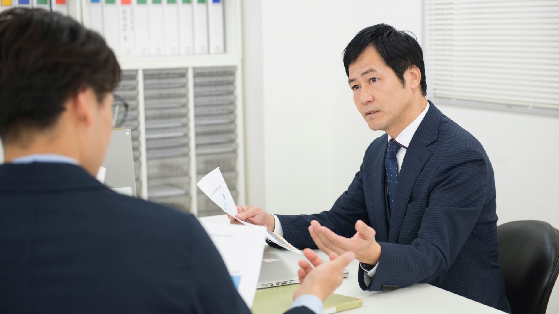 会議する男性2人