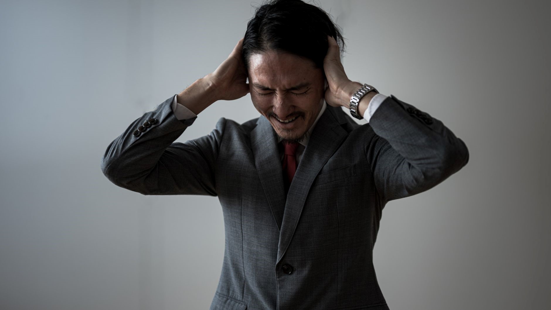 悩む男性