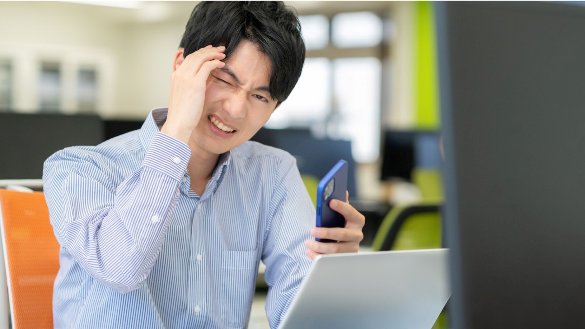 こんなはずじゃなかったと悩むエンジニア男性