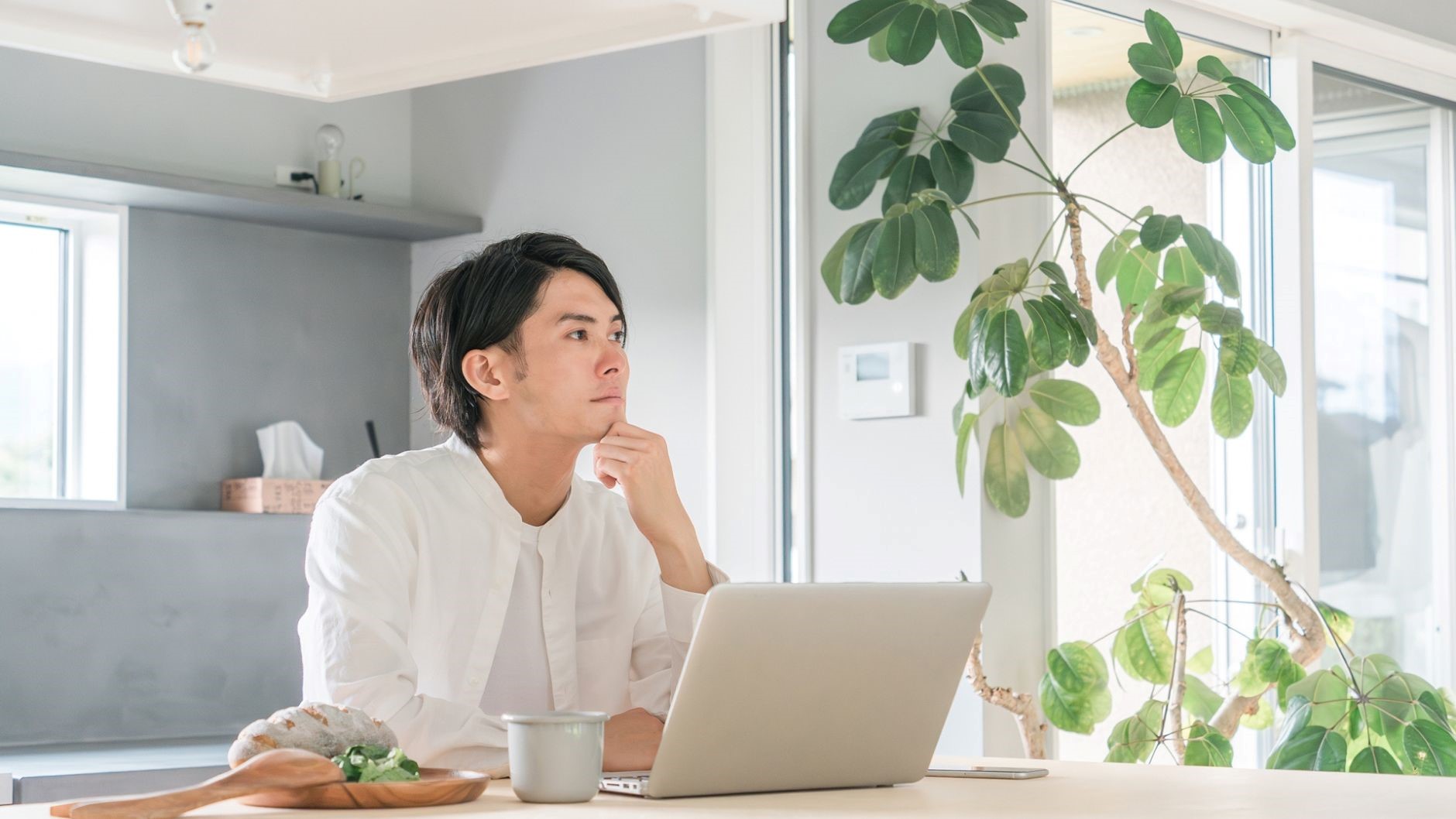 エンジニア転職に年齢がどう影響するのか考える男性