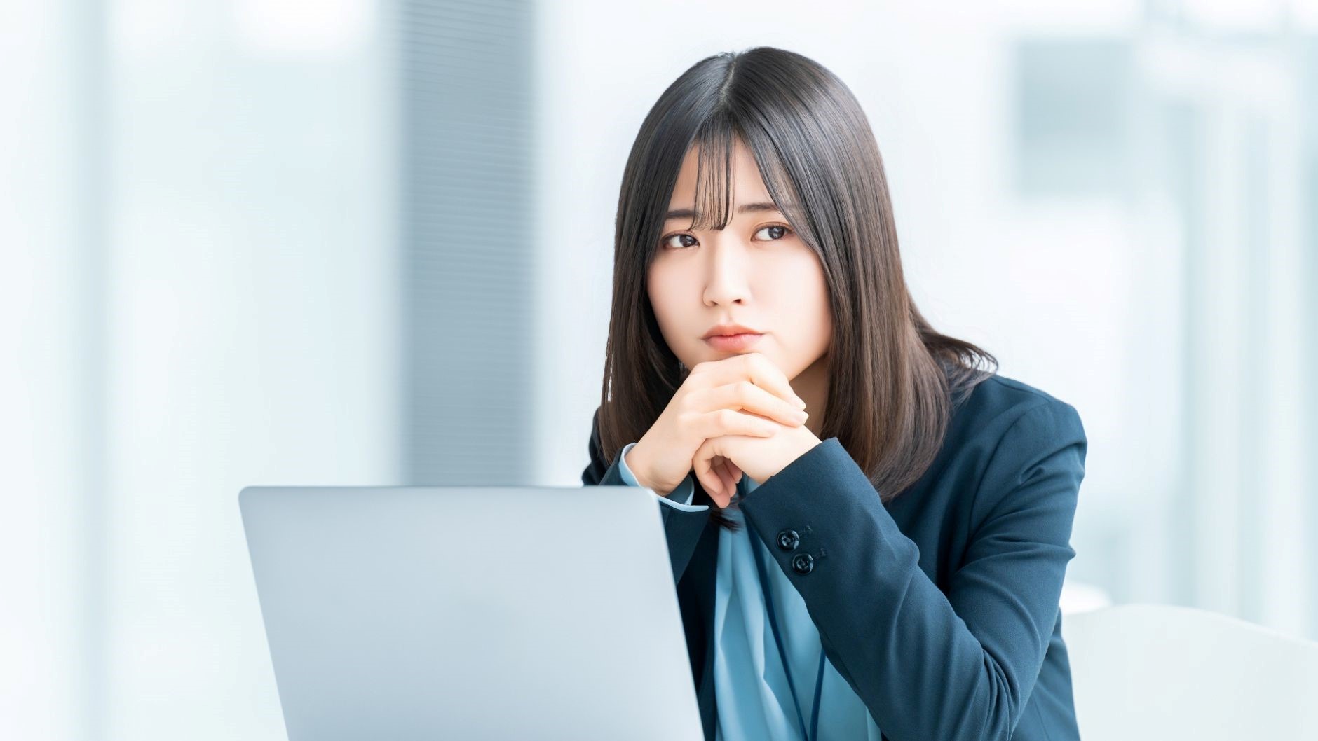 自社開発のデメリットに悩む女性エンジニア