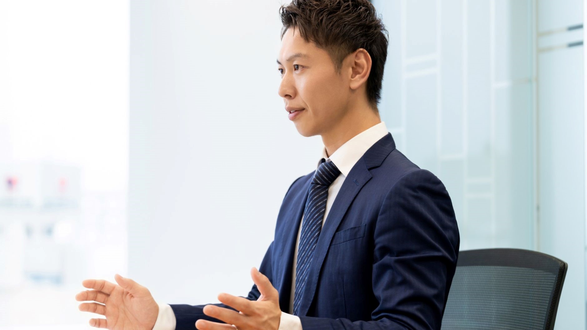 面接で自社開発サービスの詳細を聞くエンジニア