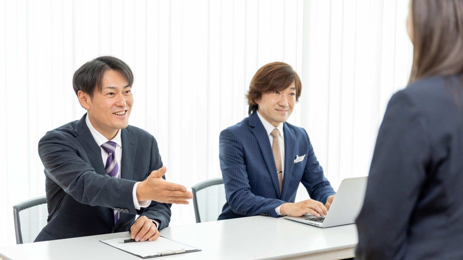 面接を受ける女性と面接官