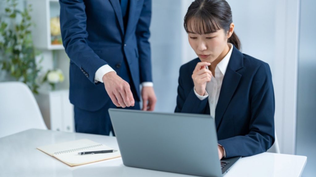 仕事を教えてもらう女性