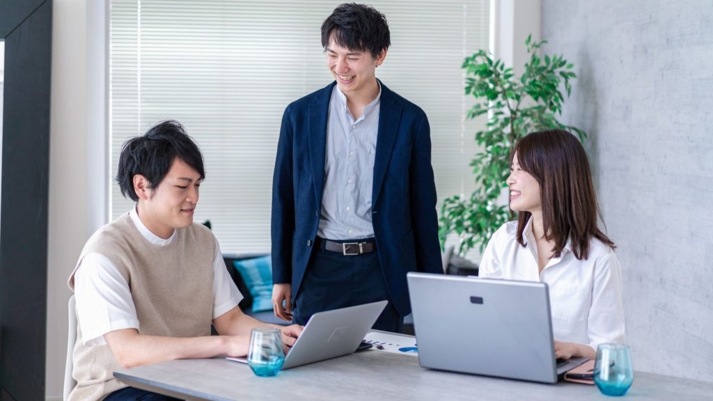 楽し気に話し合う3人の男女