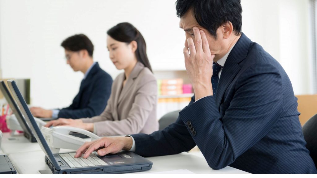 PCの前で考える男性