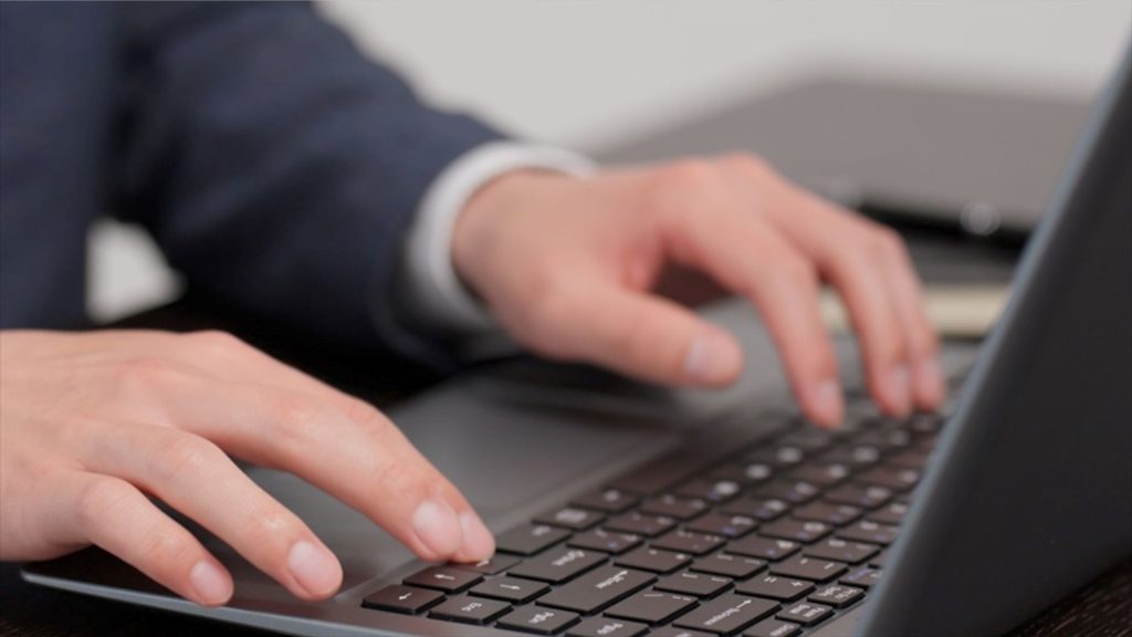 PCのキーボードを打つ手元