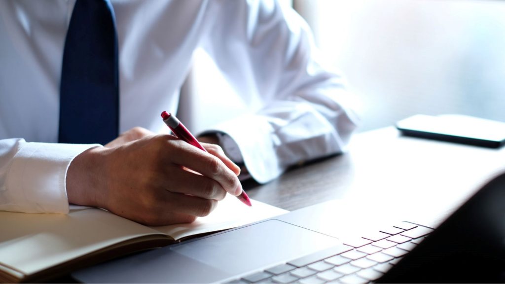 ノートに書きこむ手元