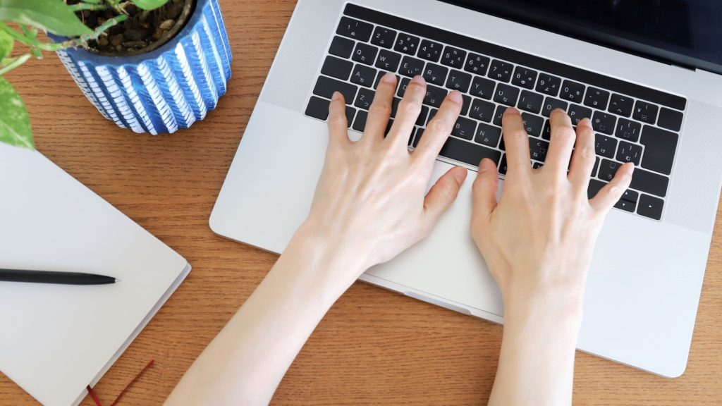 PCのキーボードを打つ手元