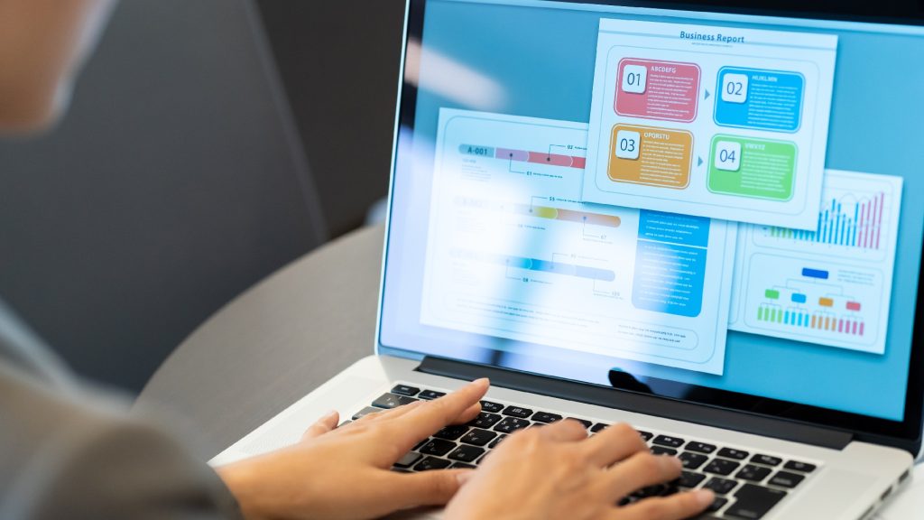 データを閲覧しているPC画面と手元