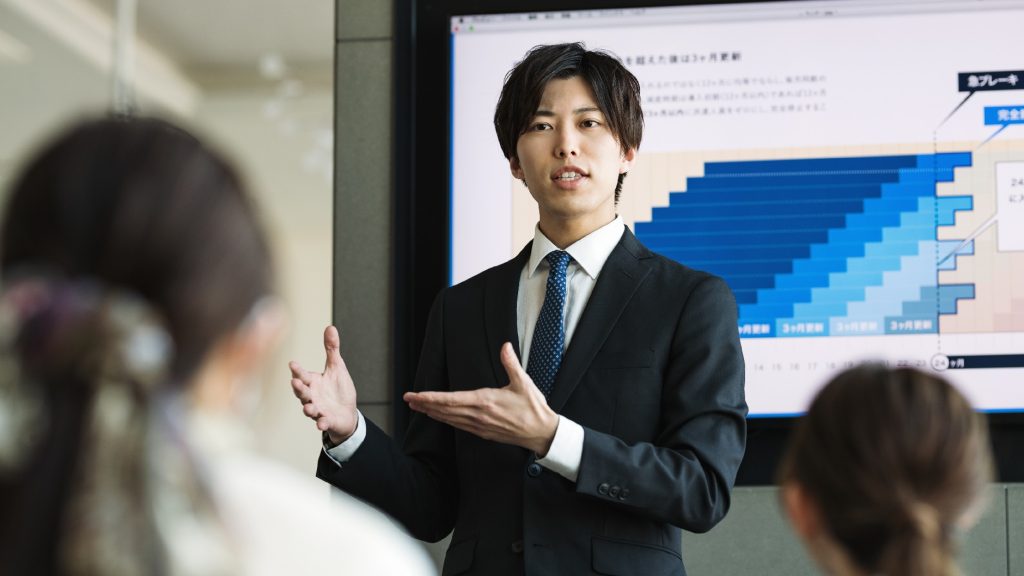 プレゼンを行う男性