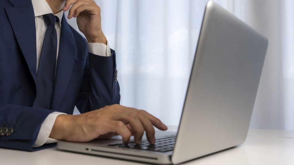 PC操作をする手元