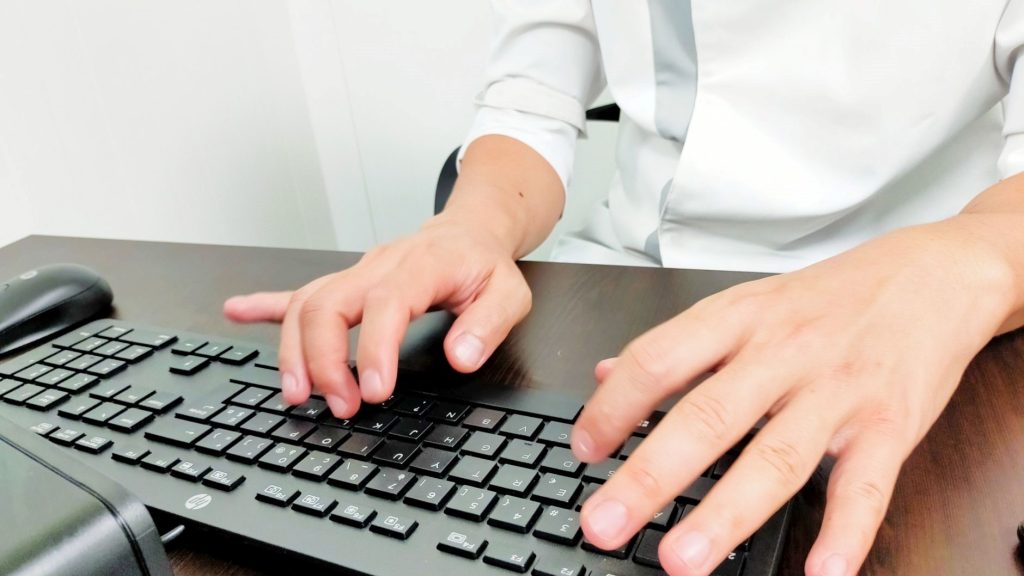 キーボードで文字を打つ手元