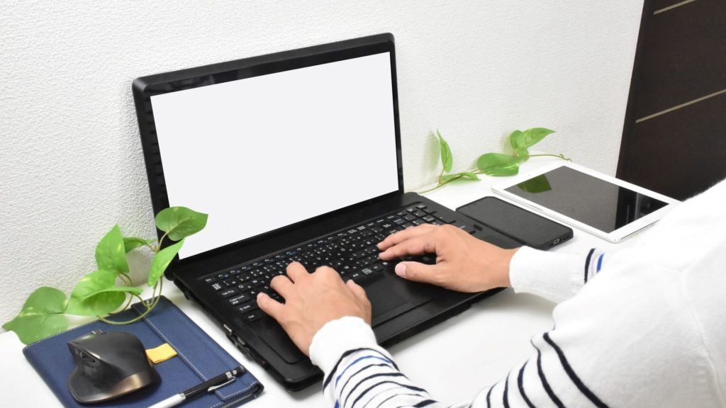 PCを操作する手元