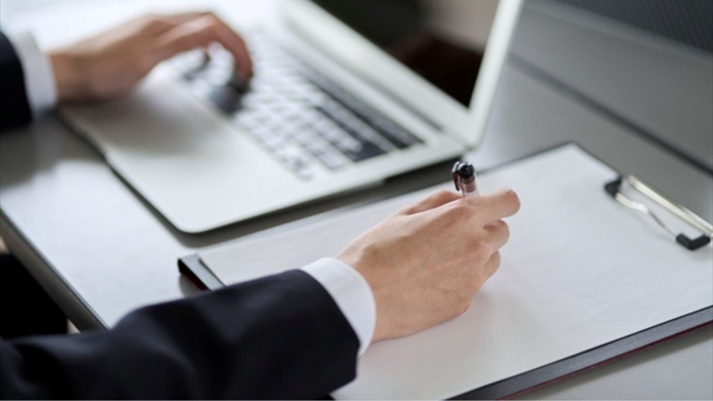 PC操作をしながらメモを取る手元