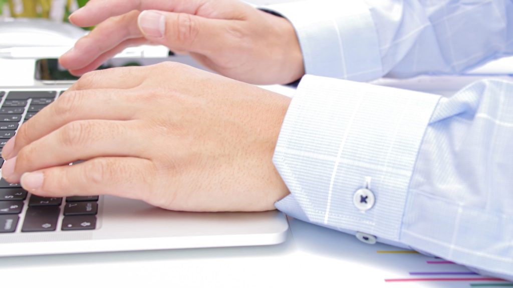 キーボードを打つ手元