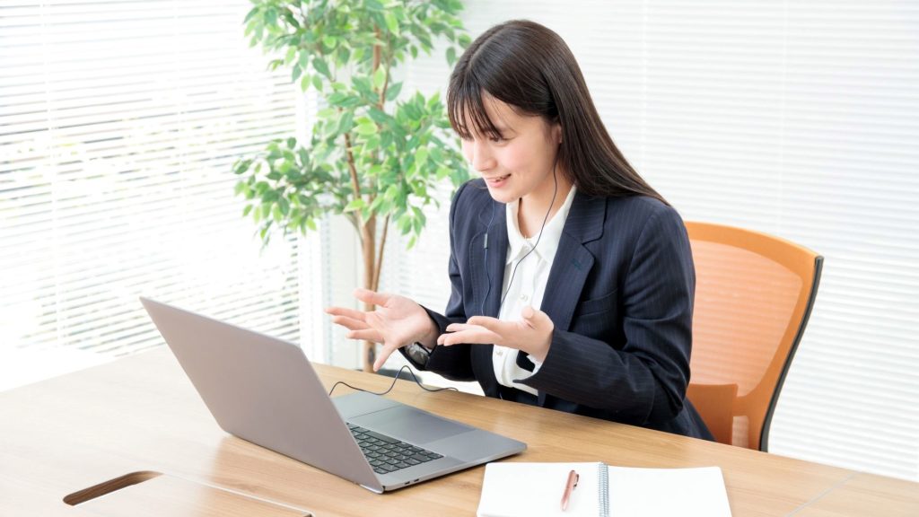 リモートで話し合いをする女性