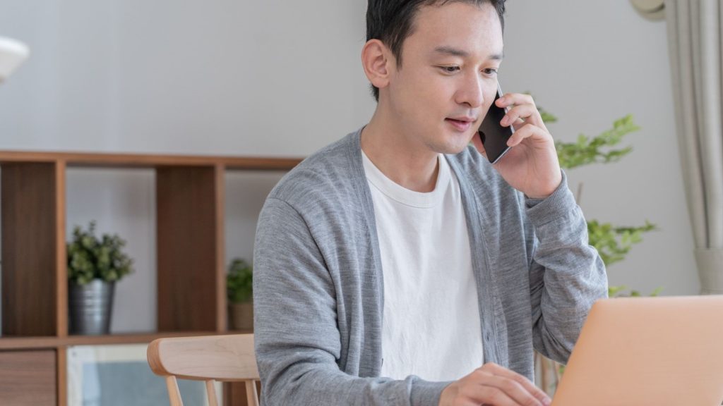 スマホで電話をする男性