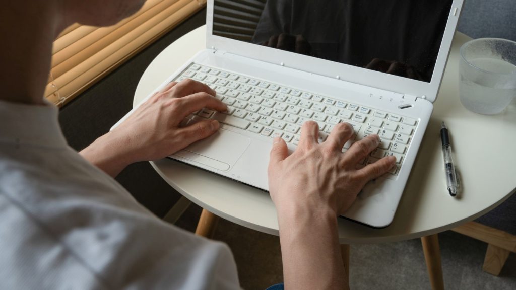 PCを操作する手元