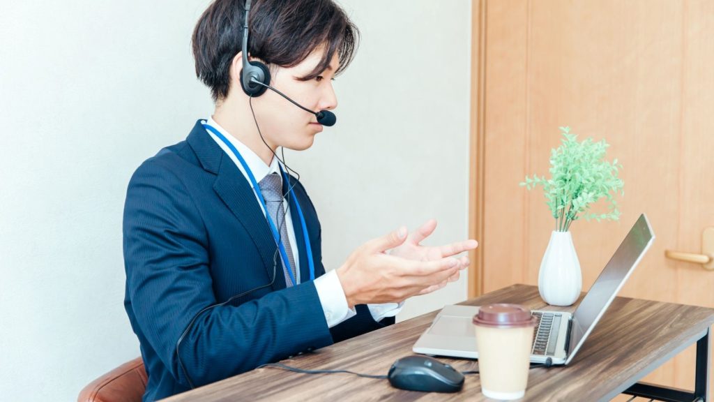 リモートで説明をする男性
