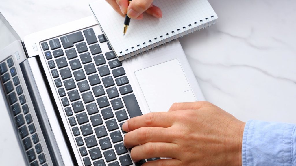 PCを操作しながらメモを取る手元