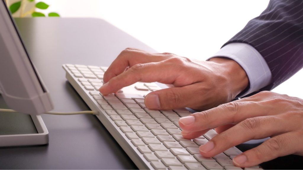 キーボードを打つ手元