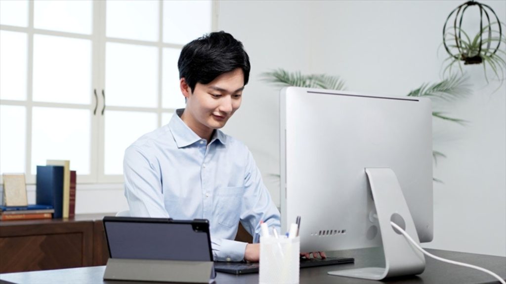 PCの操作をする男性