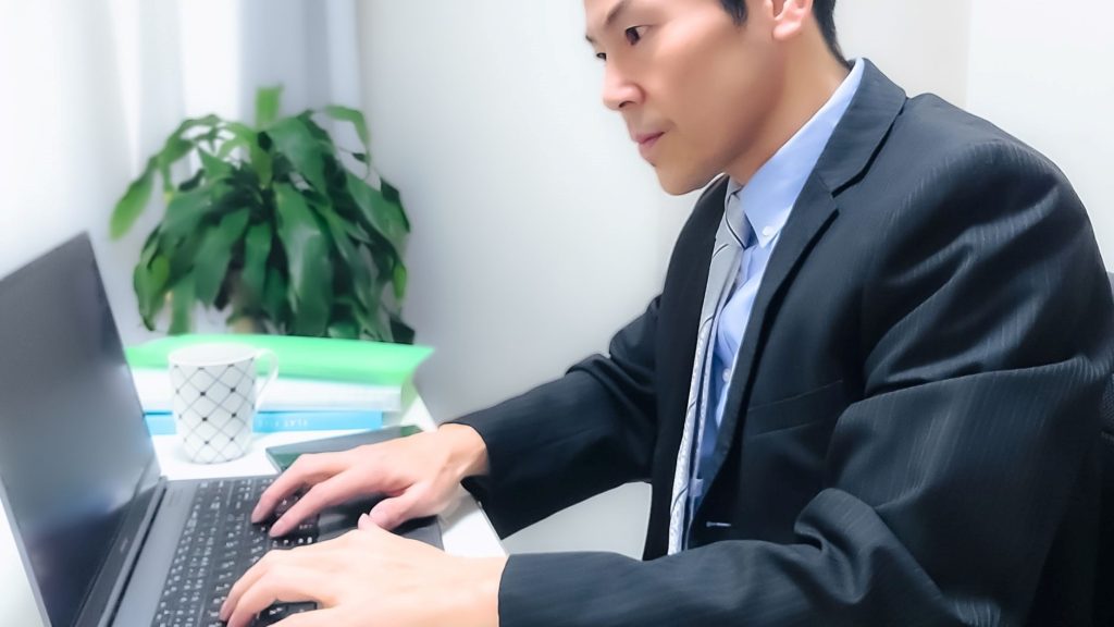 PCを操作する男性