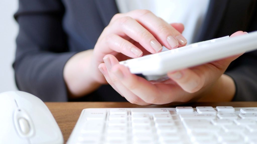 電卓を打つ手元