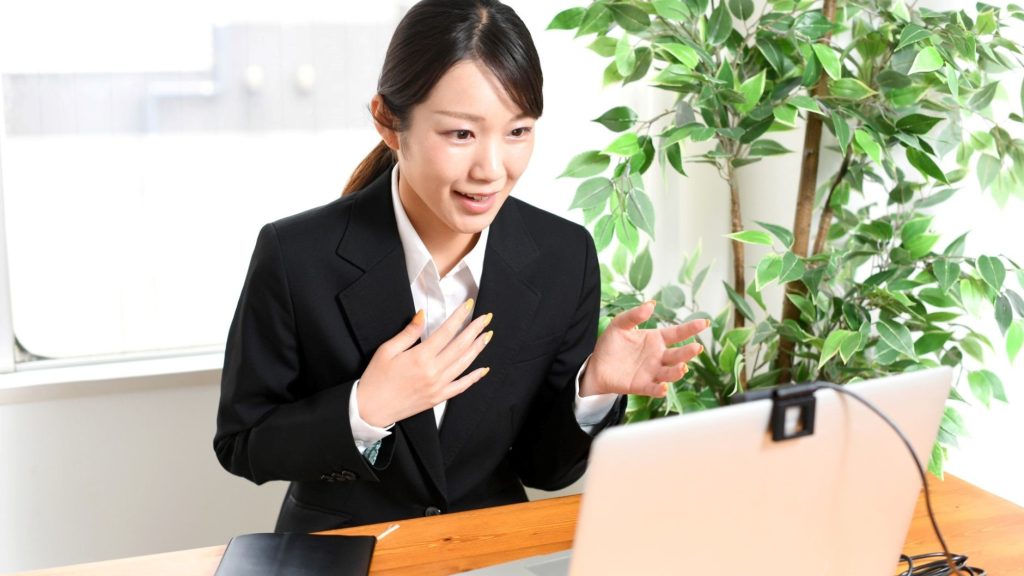 リモートで対話する女性