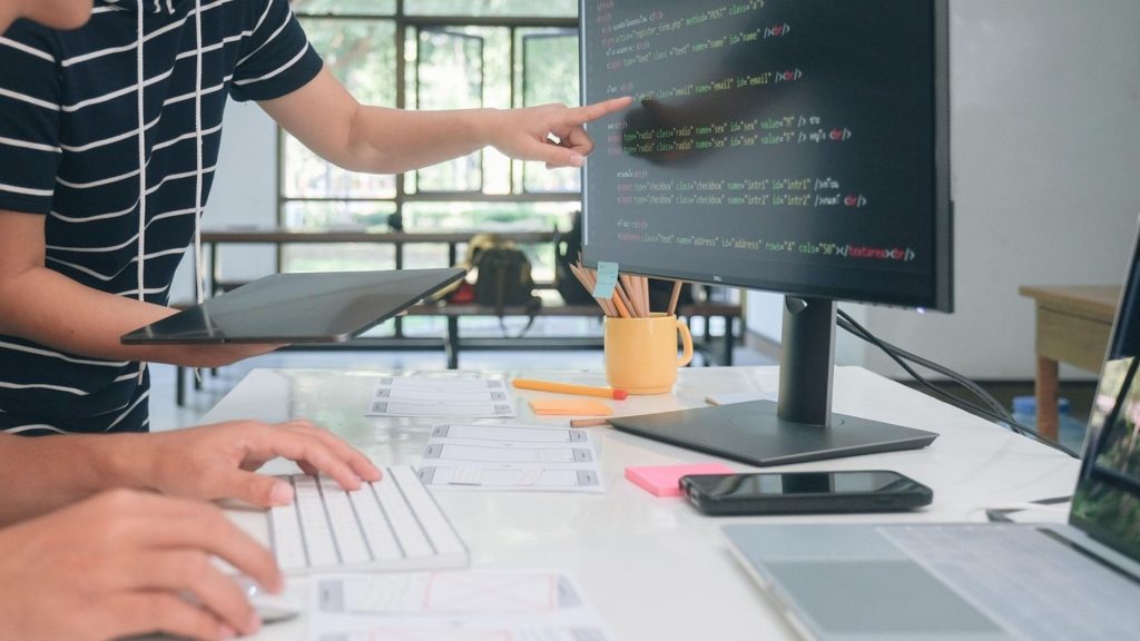 PCの前で作業をする二人の手元