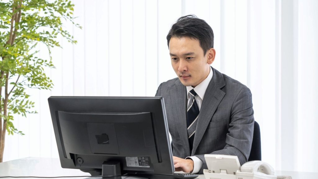 PCで仕事をする男性