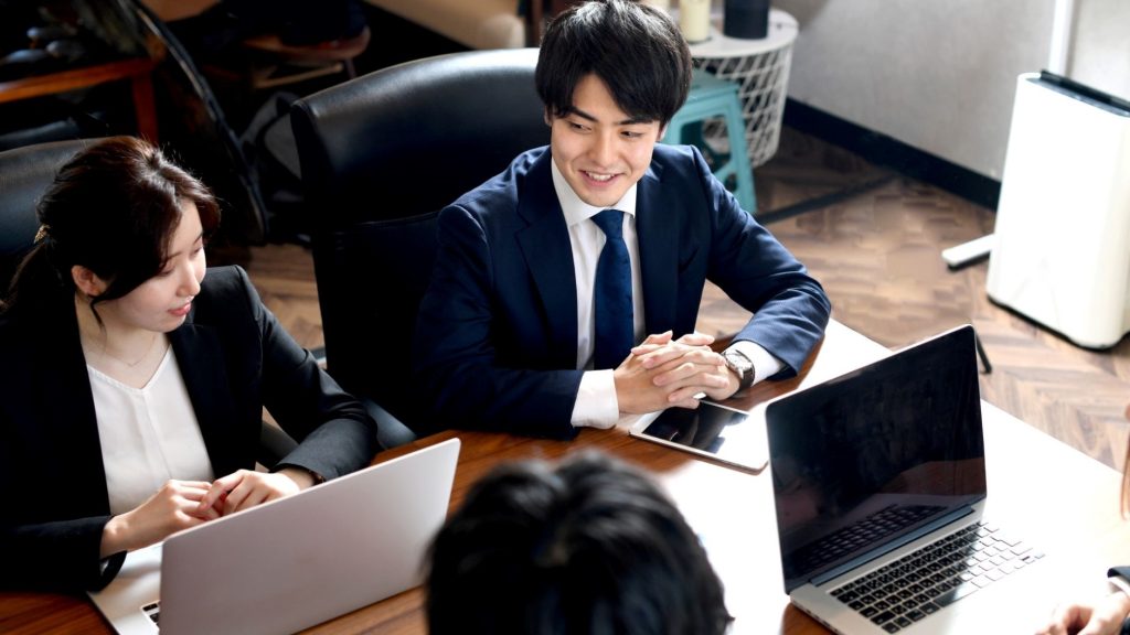 会議を行う男性