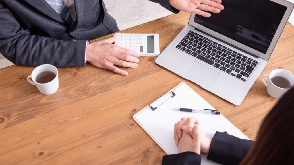 PCや電卓などを活用して説明をする手元