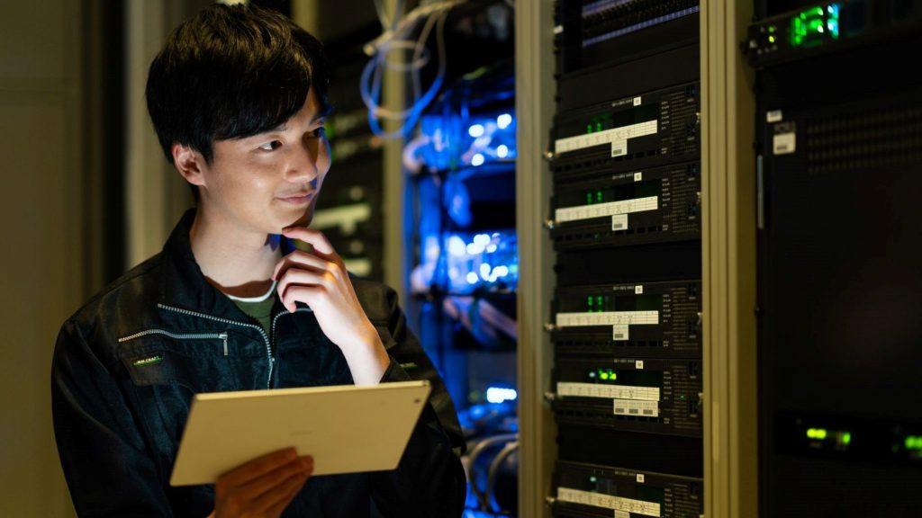 コンピューターを見る男性