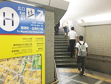 直進して頂き「H」の出口